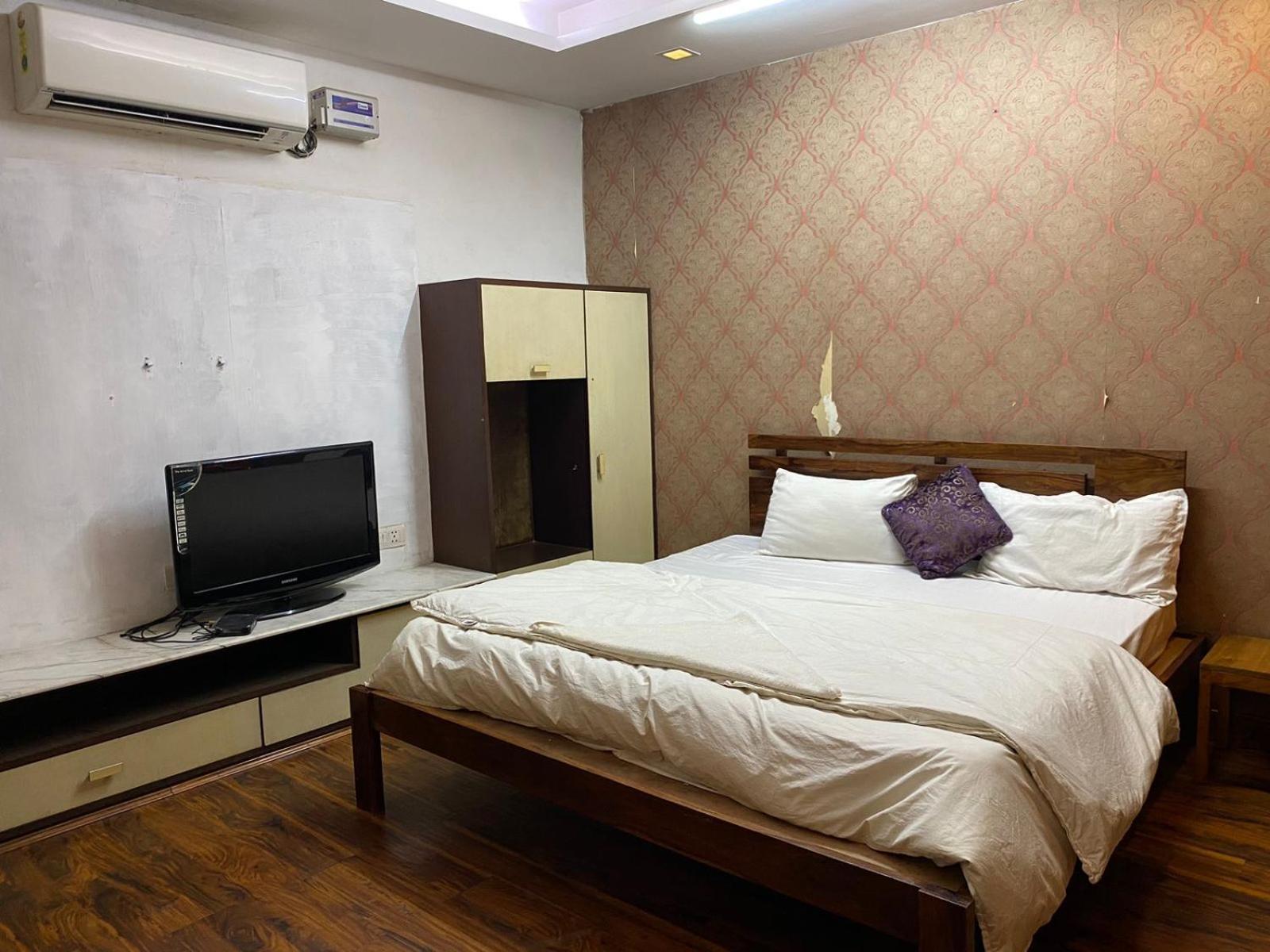 Namastey Homes 4 Bhk Serviced , Near Max Hospital ,saket Apartment New Delhi