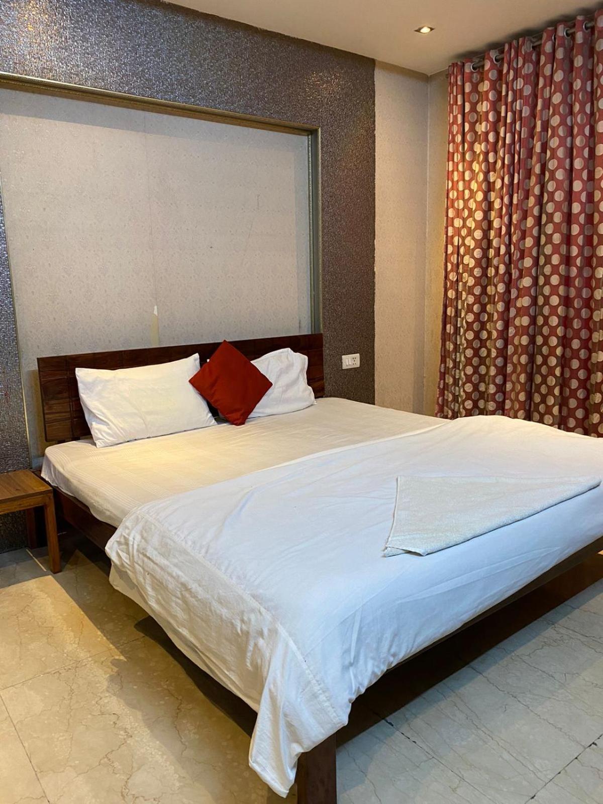 Namastey Homes 4 Bhk Serviced , Near Max Hospital ,saket *